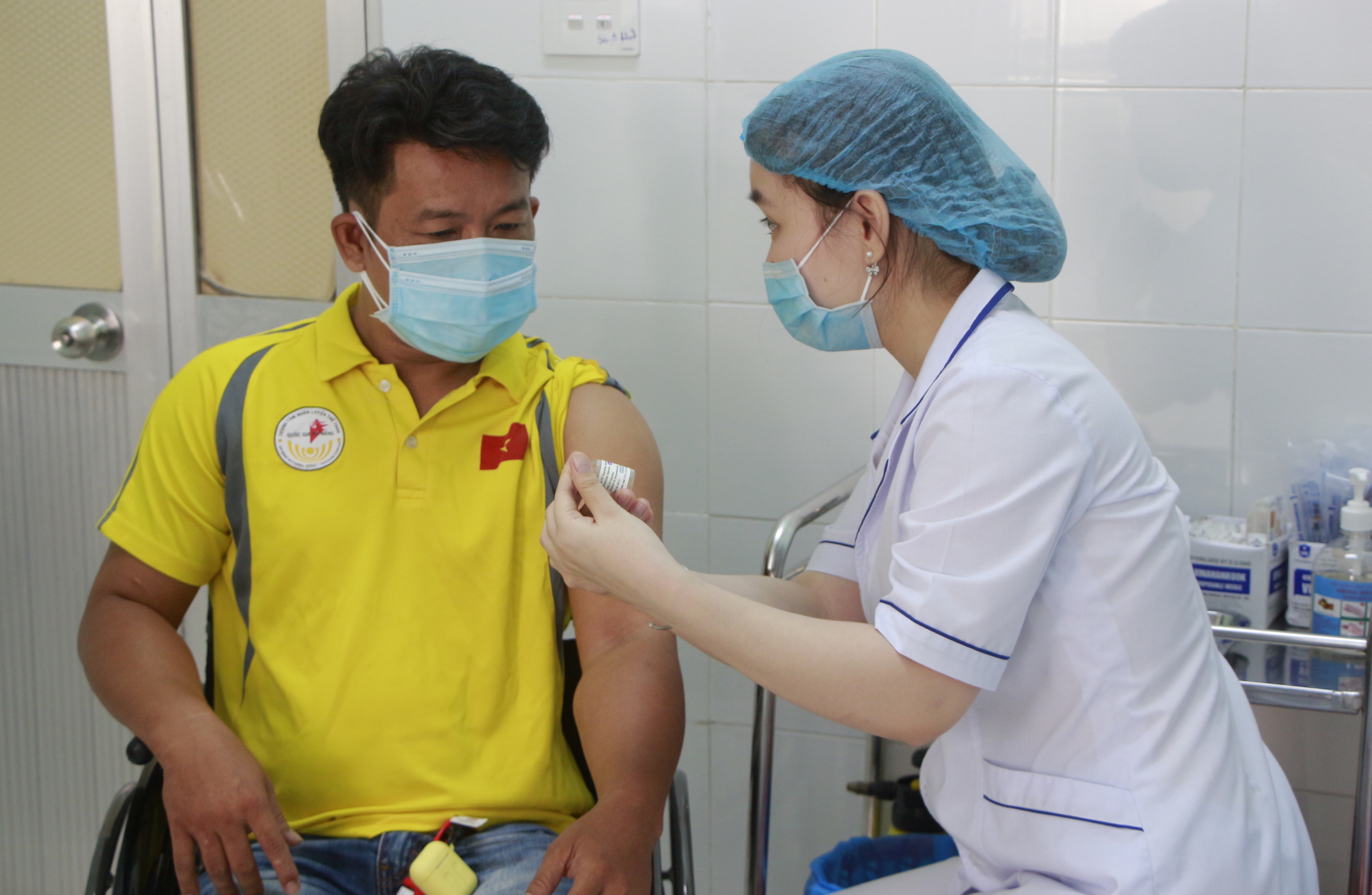Tiêm phòng vắc- xin COVID-19 cho Đoàn vận động viên Paralympic Việt Nam