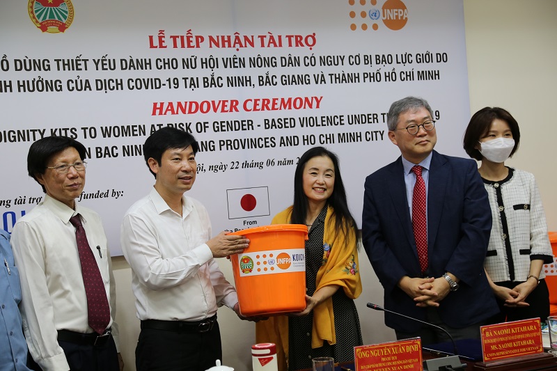 Trao hơn 5 000 bộ đồ dùng thiết yếu cho phụ nữ và trẻ em gái bị ảnh hưởng bởi Covid-19