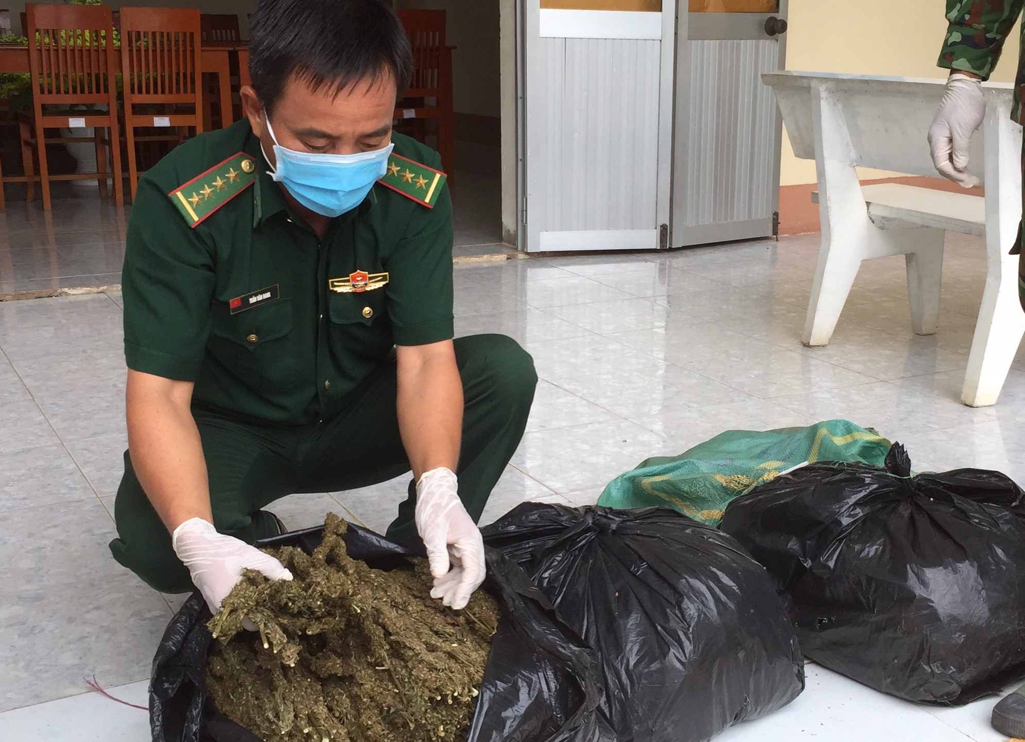 Bộ đội Biên phòng An Giang bắt giữ 13 kg lá khô nghi là cần sa