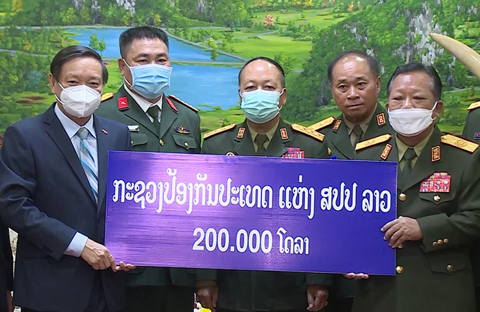 Bộ Quốc phòng Lào ủng hộ 200 000 USD cho Quỹ phòng, chống COVID-19 Việt Nam