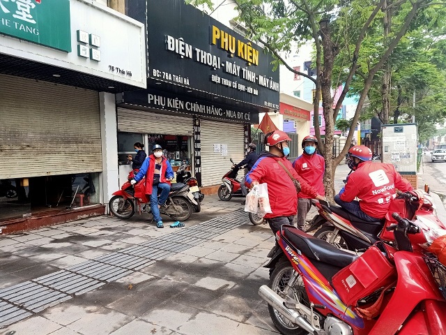 Nguy cơ lây nhiễm COVID-19 từ nhân viên giao hàng, lái xe, phụ xe khách