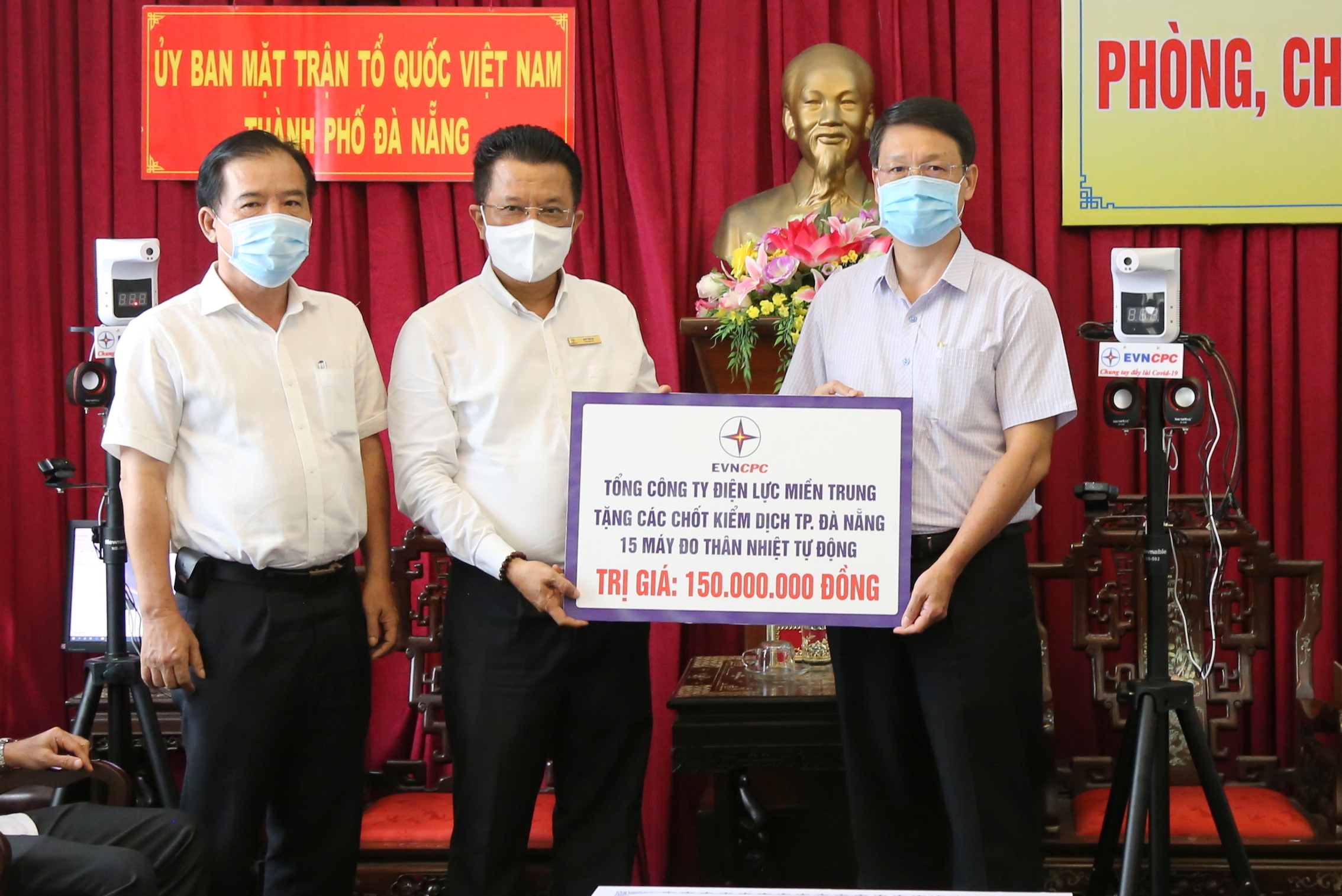 Cán bộ, công nhân viên EVNCPC ủng hộ Quỹ Vắc-xin phòng chống COVID-19