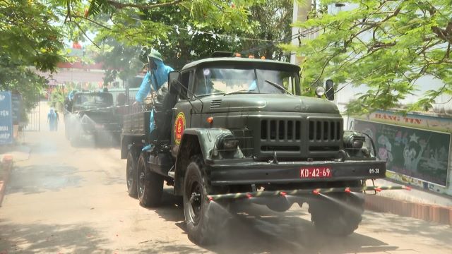 Quân khu 4 Phun khử khuẩn trên 550ha khu vực có dịch COVID-19