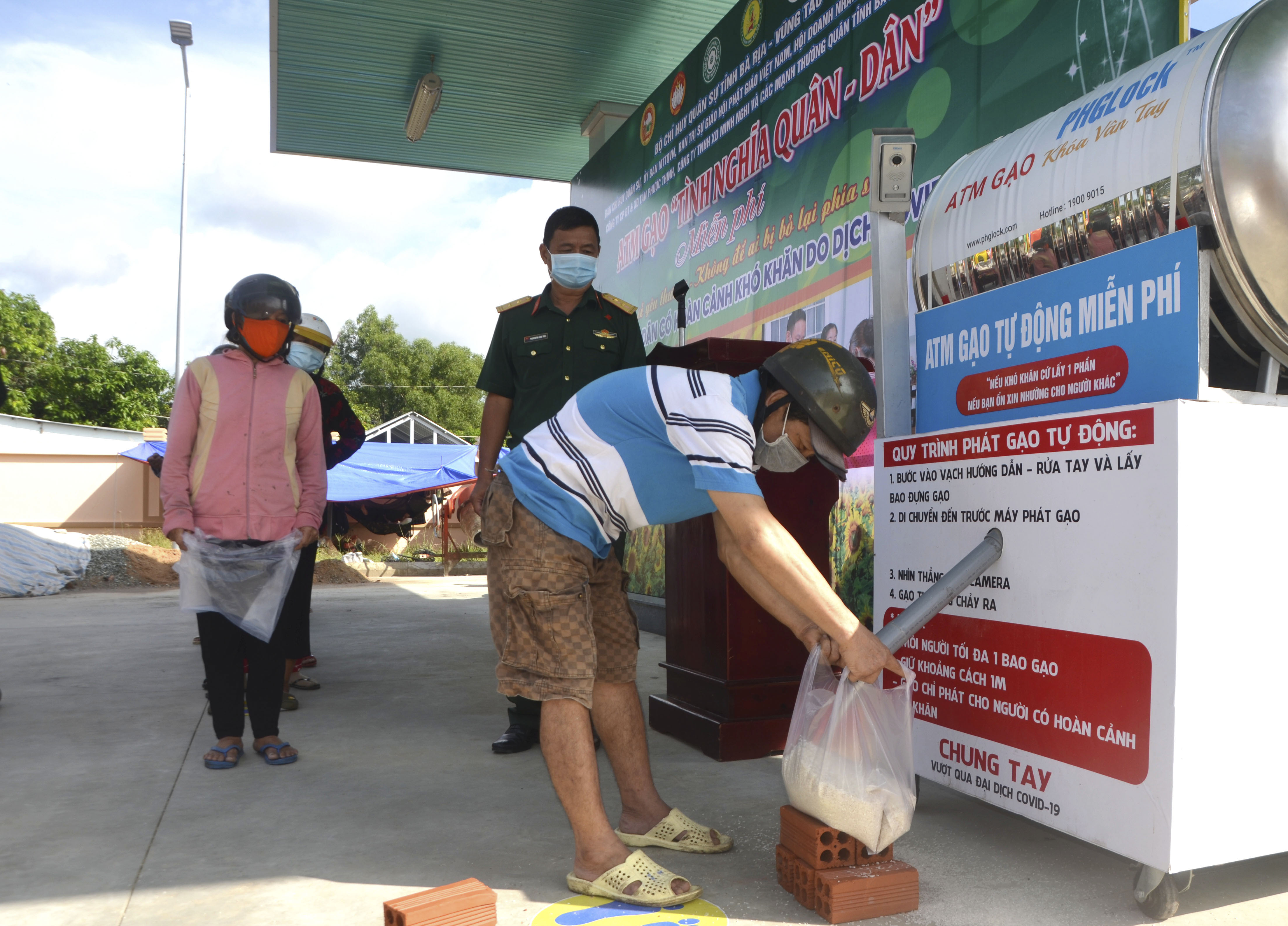 Phát 4,5 tấn gạo cho người dân có hoàn cảnh khó khăn