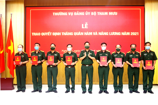 Quân khu 4 Trao quyết định thăng quân hàm thượng tá cho sĩ quan