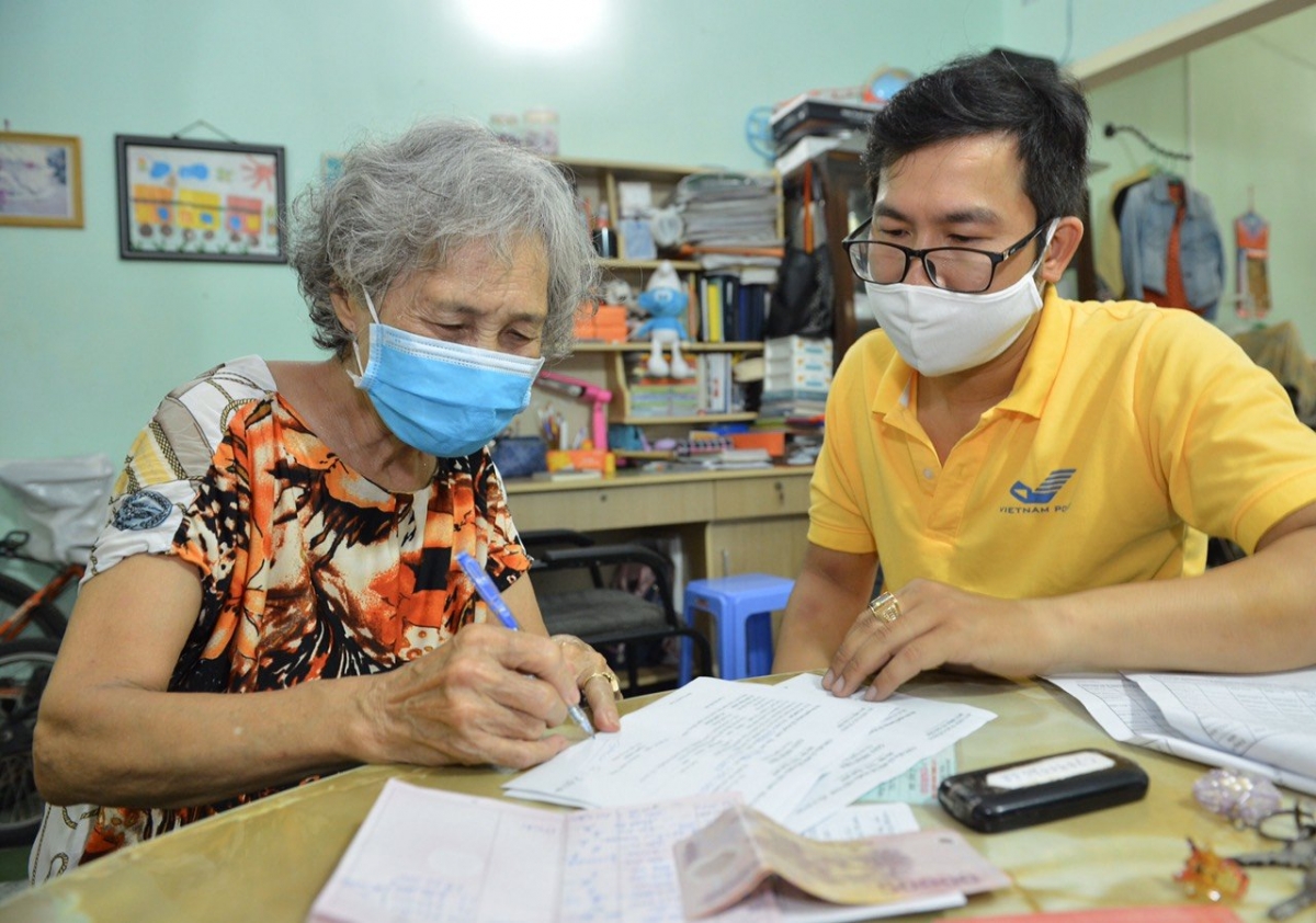 Chi trả gộp 2 tháng lương hưu, trợ cấp BHXH tháng 7 và 8 2021