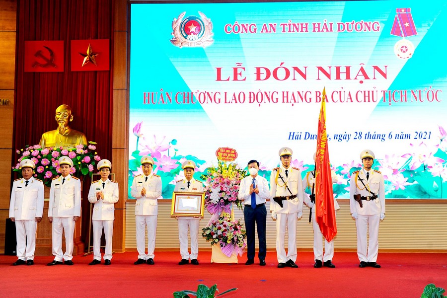 Công an tỉnh Hải Dương đón nhận Huân chương Lao động hạng ba