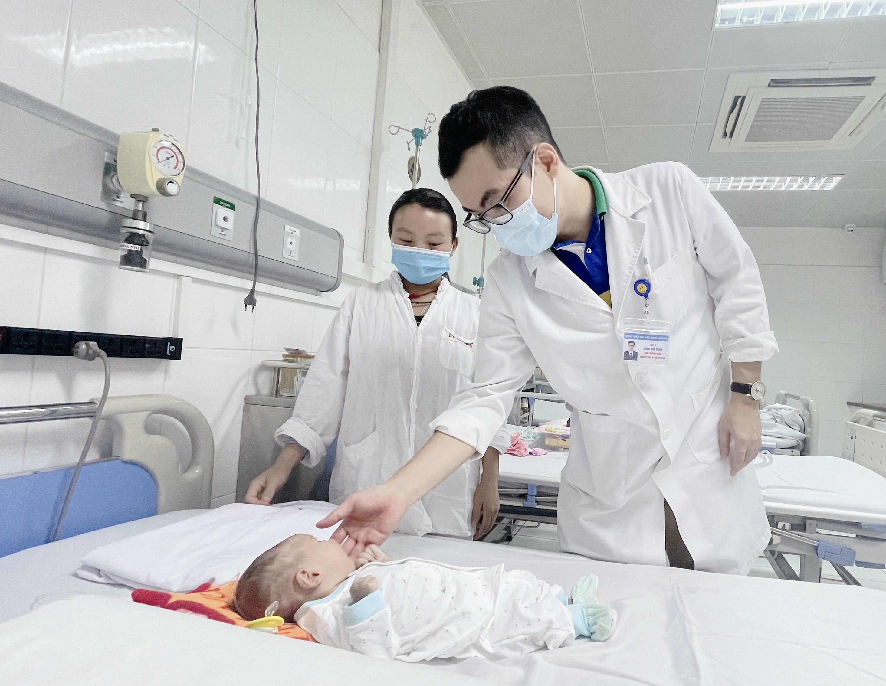 Bé trai người H’Mông được cứu sống kỳ diệu