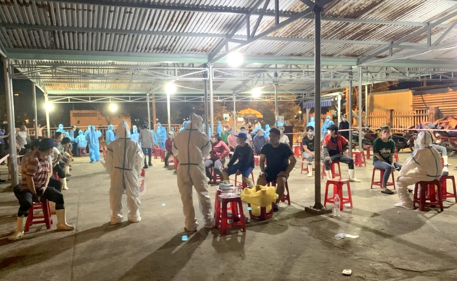 Đà Nẵng lấy mẫu xét nghiệm những người buôn bán tại cảng cá Thọ Quang