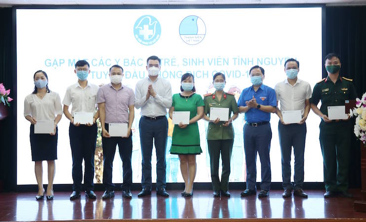 Trao 100 phần quà cho lực lượng tuyến đầu chống dịch