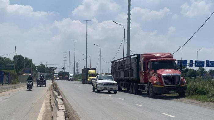Khẩn trương xử lý tình trạng xe container lưu thông vào khu dân cư