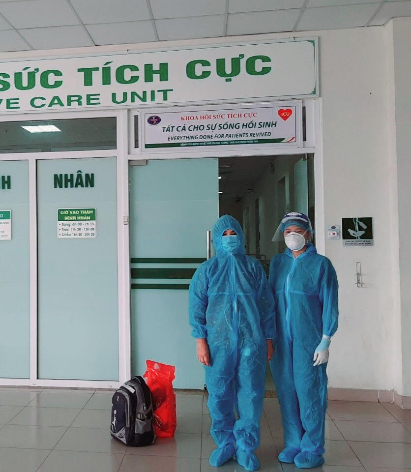 Hai bệnh nhân COVID-19 từng nguy kịch phục hồi, ra viện