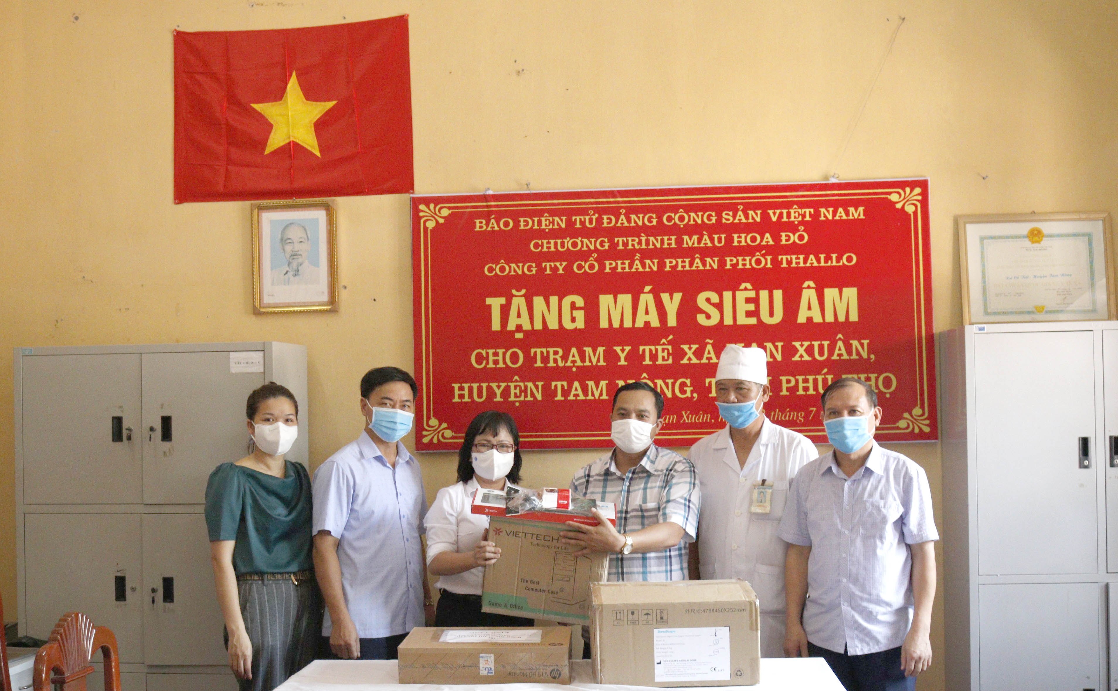 Chương trình Màu Hoa Đỏ tặng quà xã Vạn Xuân