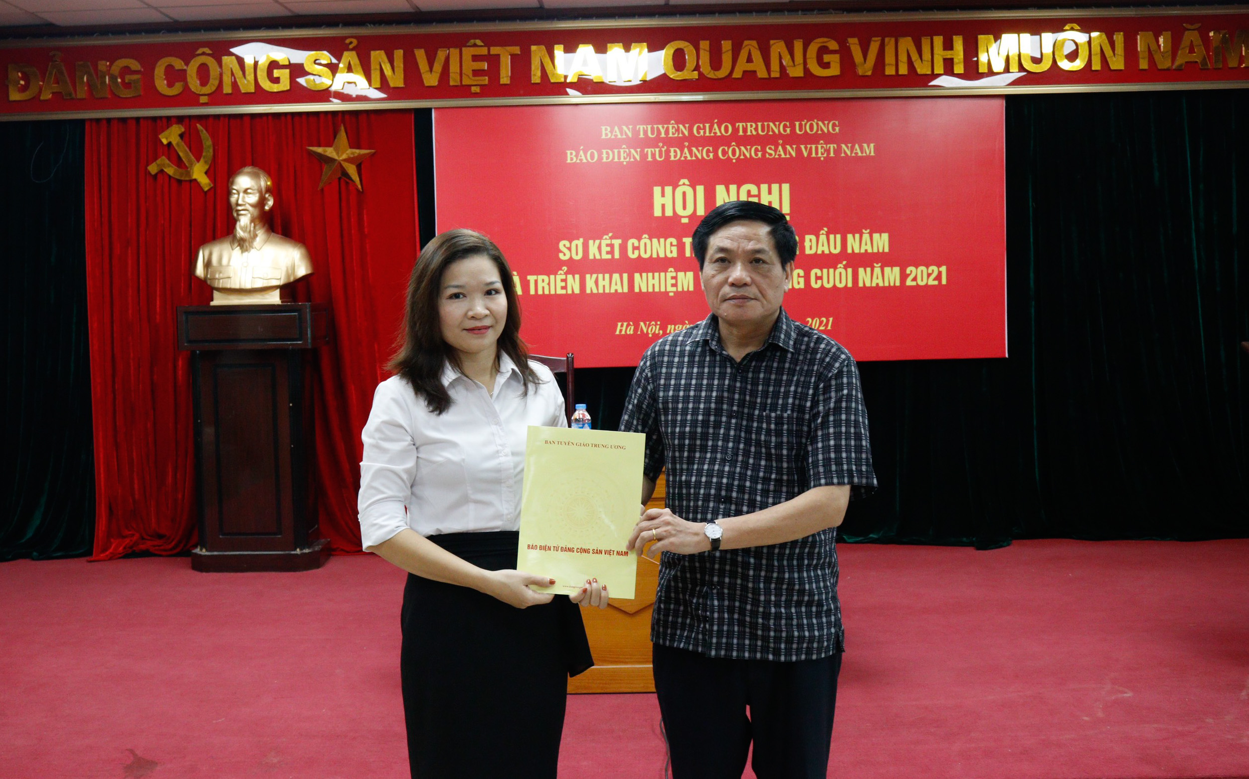 Trao quyết định bổ nhiệm Phó Trưởng ban Xây dựng Đảng, Báo điện tử Đảng Cộng sản Việt Nam