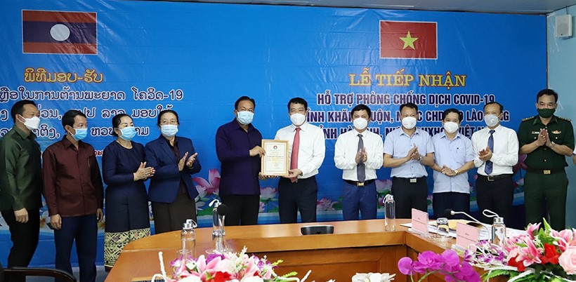 Khăm Muộn Lào chung tay hỗ trợ Hà Tĩnh phòng, chống dịch