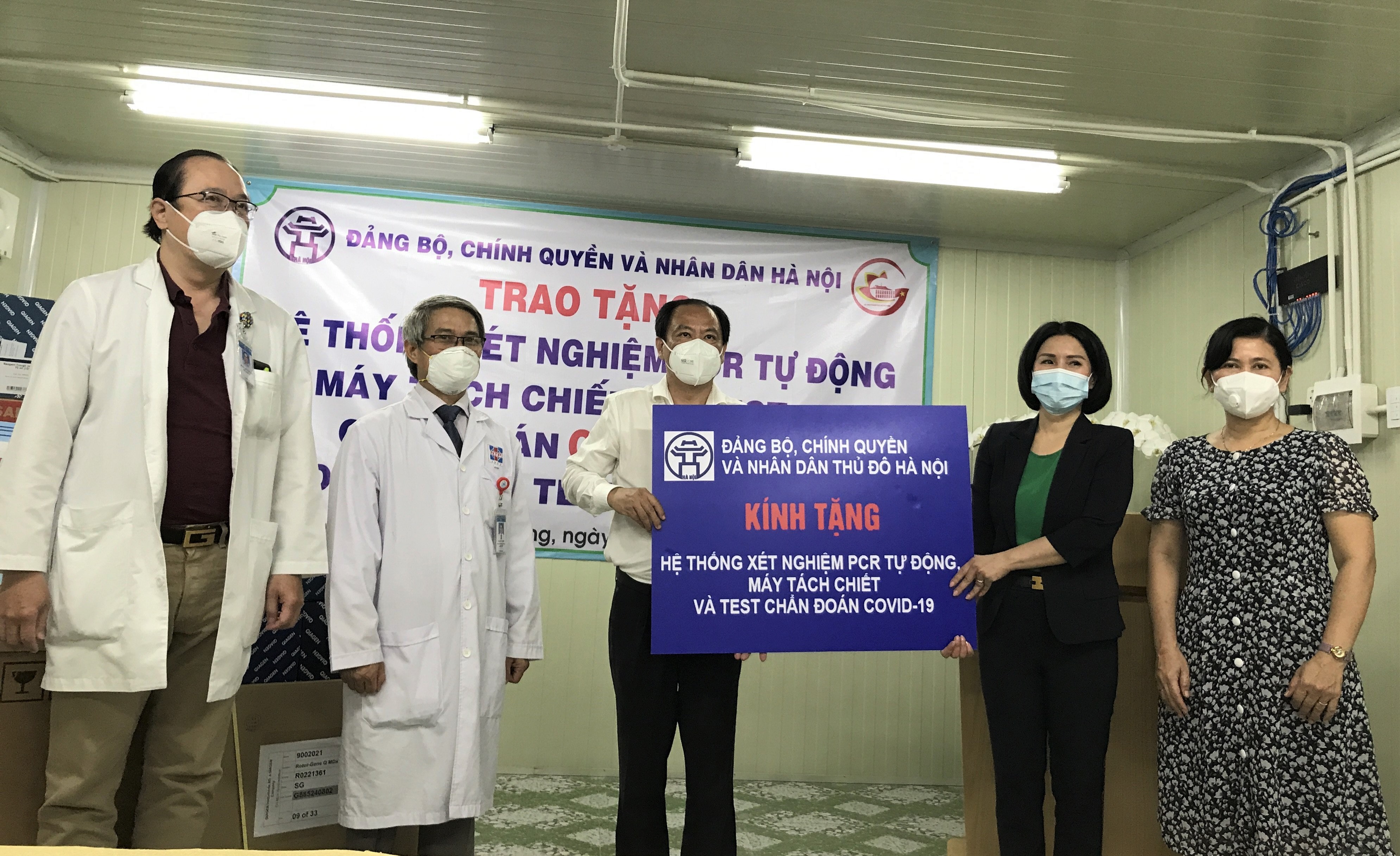 Trao tặng hệ thống xét nghiệm PCR tự động chẩn đoán COVID-19