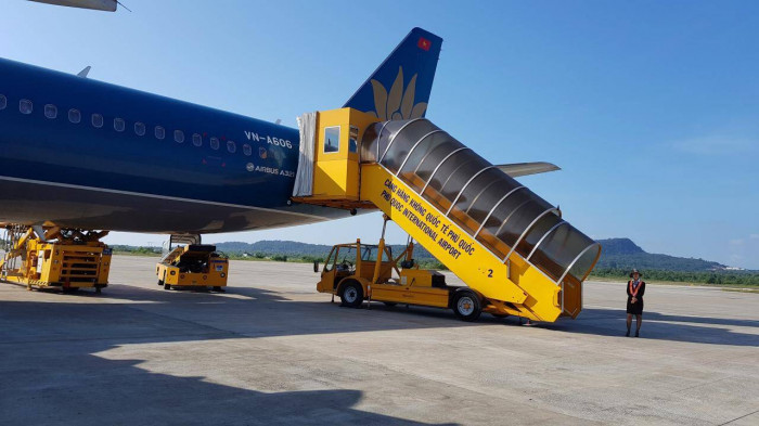 Nhiều địa phương tạm dừng đường bay đến TP Hồ Chí Minh