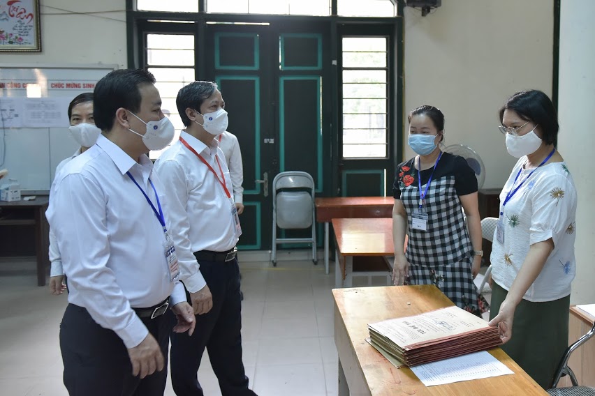 Bộ trưởng Bộ GD ĐT kiểm tra tại điểm thi Trường THPT Chu Văn An, Hà Nội