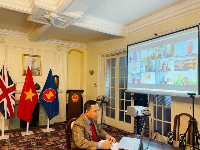Đại sứ Việt Nam tại Anh gặp gỡ trực tuyến các đối tác