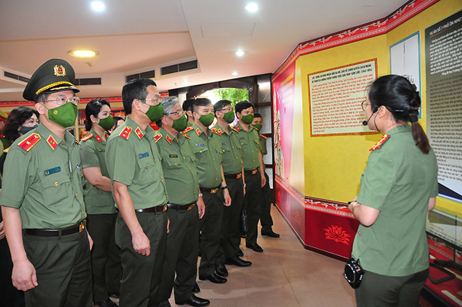 Khai mạc triển lãm 75 năm lực lượng An ninh nhân dân Việt Nam anh hùng