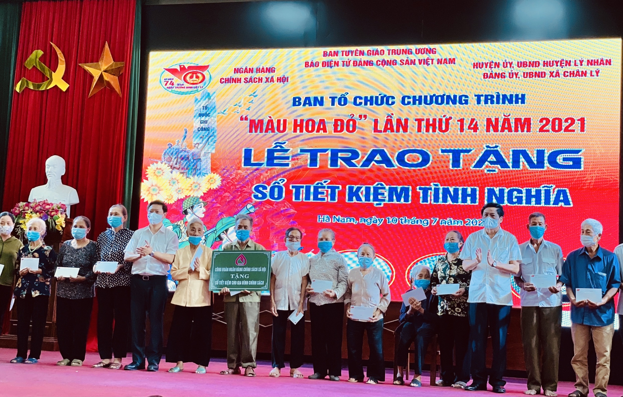 Chương trình Màu hoa đỏ trao sổ tiết kiệm tại Hà Nam
