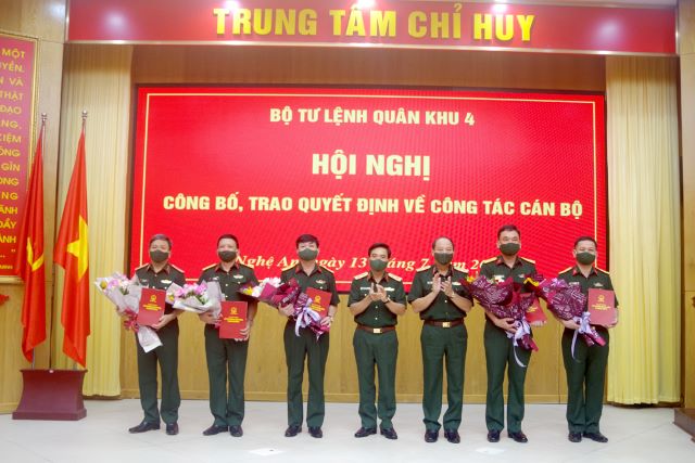 Quân khu 4 công bố, trao quyết định về công tác cán bộ