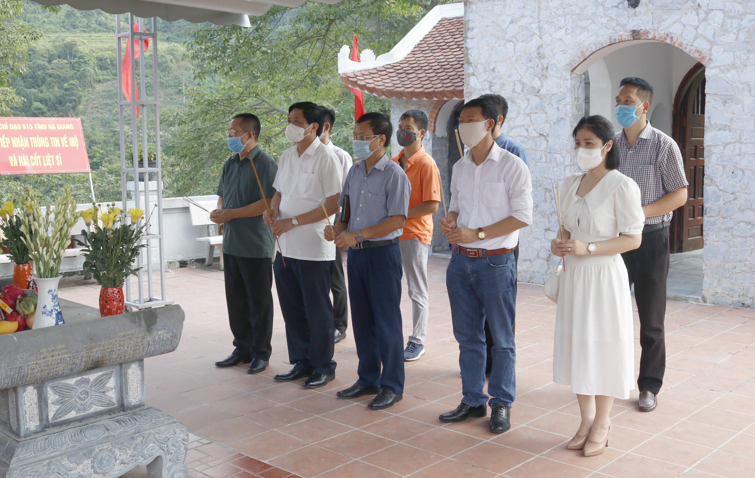 Ban Tổ chức Chương trình Màu hoa đỏ dâng hương tưởng niệm các anh hùng liệt sĩ tại Hà Giang