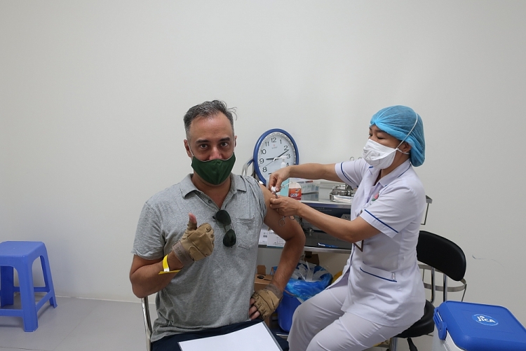 Tiêm vaccine cho cán bộ, nhân viên các tổ chức phi chính phủ nước ngoài tại Việt Nam