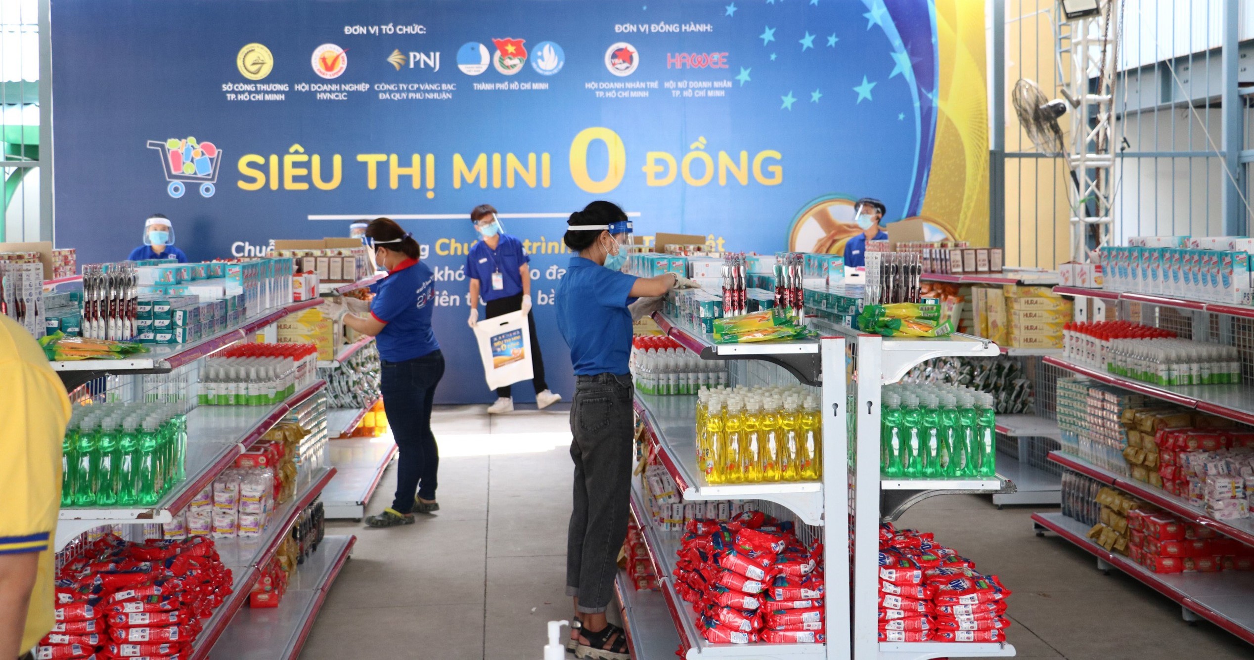“Siêu thị mini 0 đồng” chia sẻ khó khăn với sinh viên TP Hồ Chí Minh