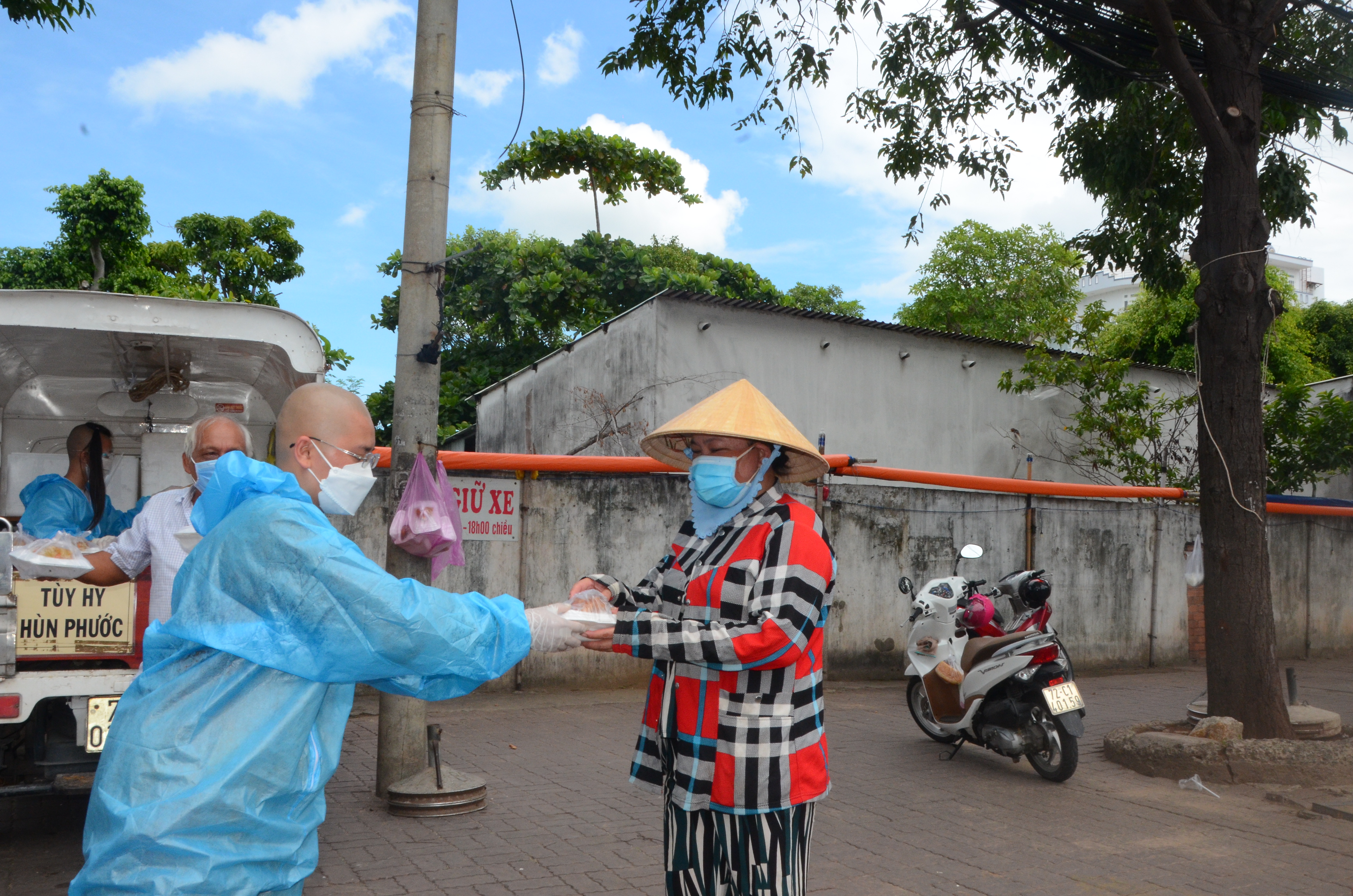 Bà Rịa - Vũng Tàu hỗ trợ người lao động bị ảnh hưởng bởi dịch COVID-19