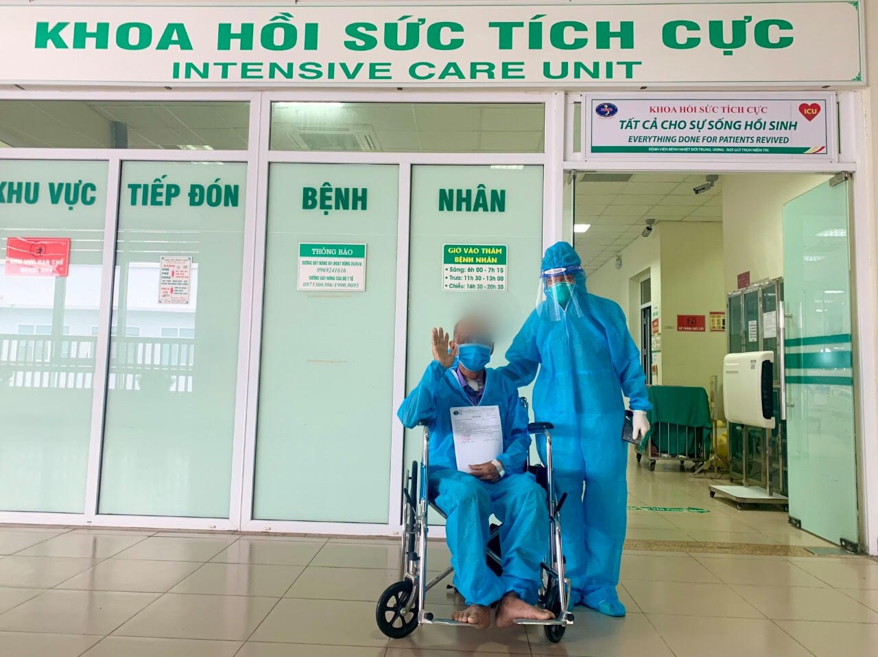 Thêm 2 bệnh nhân COVID-19 nặng đã hồi phục sức khỏe, được ra viện
