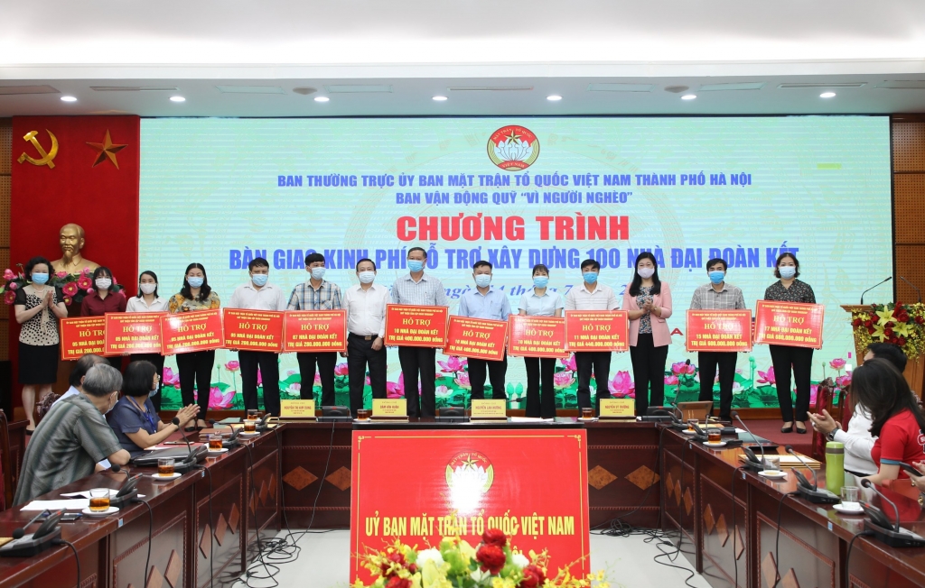Hà Nội Bàn giao kinh phí hỗ trợ xây dựng 100 nhà Đại đoàn kết