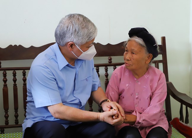 Chủ tịch MTTQ Việt Nam thăm, tặng quà gia đình chính sách tại Thái Bình