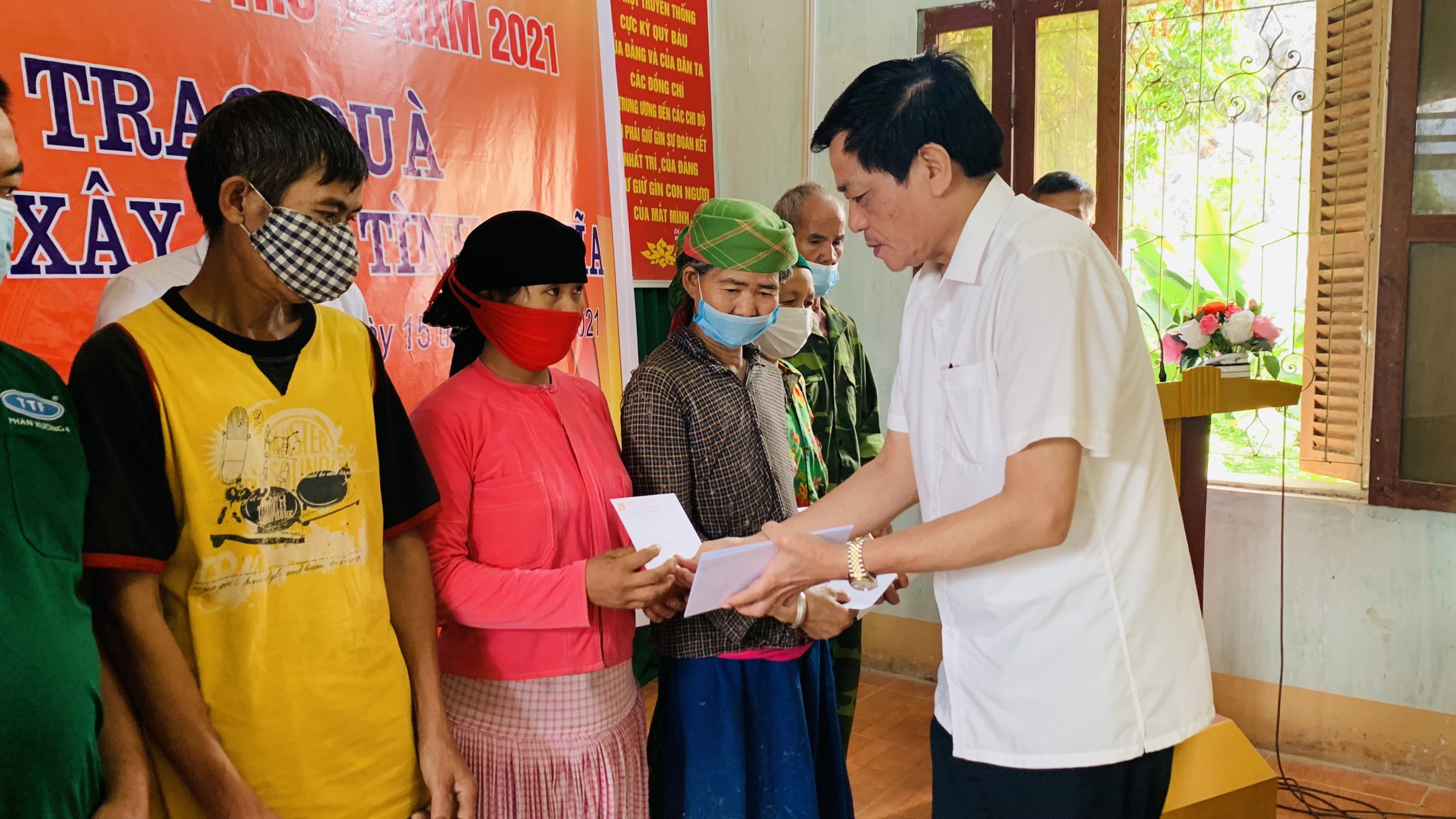 Chương trình Màu hoa đỏ tặng quà tình nghĩa cho các gia đình chính sách tại Hà Giang