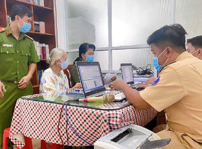 Người bị thu hồi sổ hộ khẩu, khi làm căn cước công dân cần những thủ tục gì