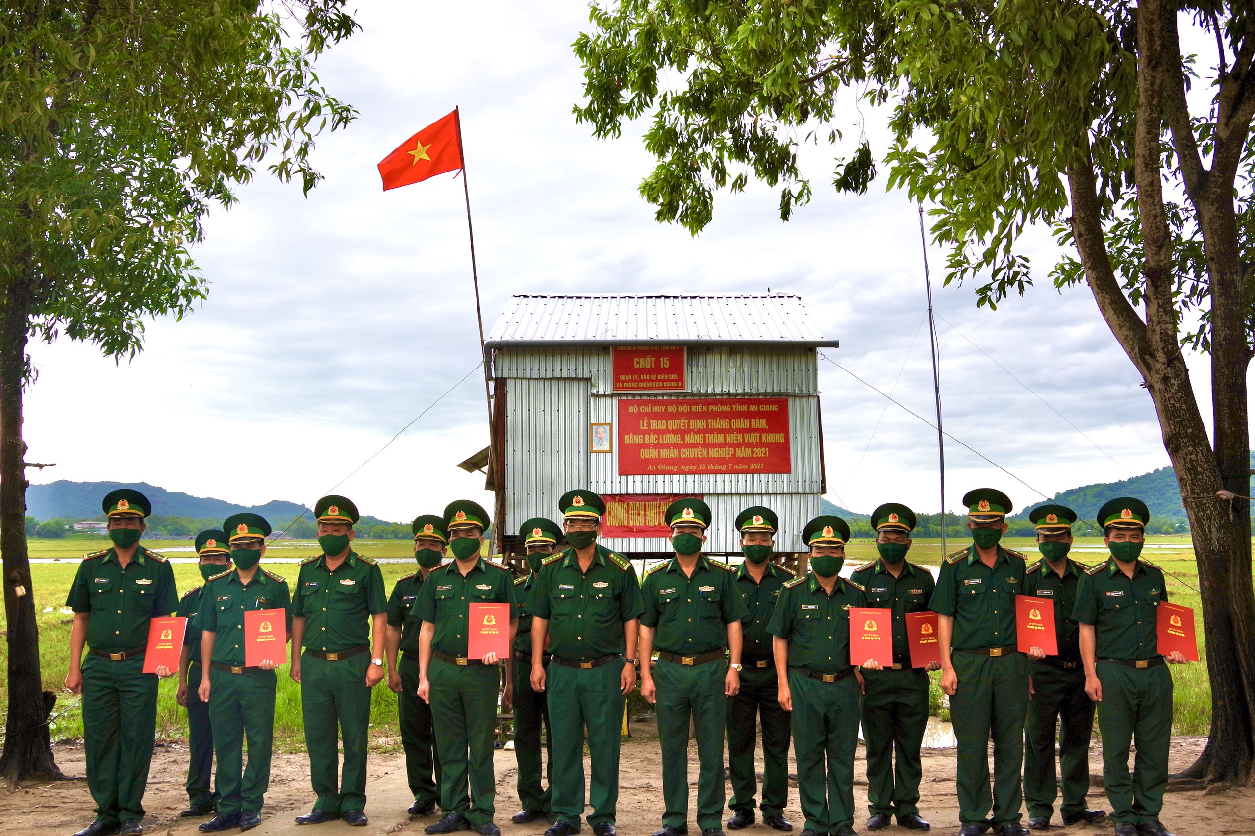 An Giang Trao quyết định thăng quân hàm, nâng bậc lương cho quân nhân chuyên nghiệp