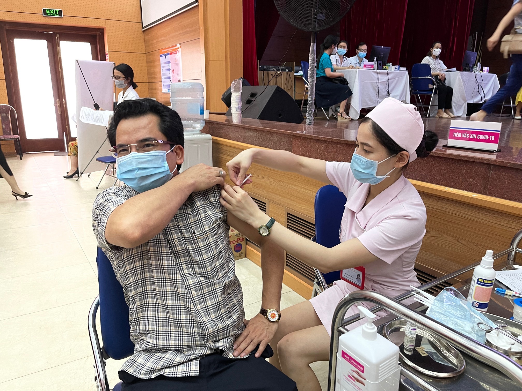 Người dân Hà Nội đăng ký và tiêm vắc xin ở đâu
