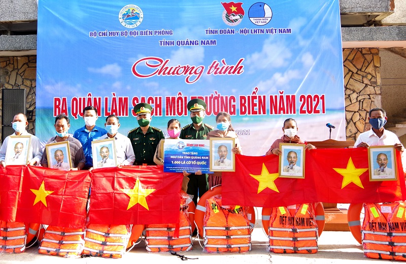 Trao tặng 1000 lá cờ Tổ quốc cho ngư dân ven biển