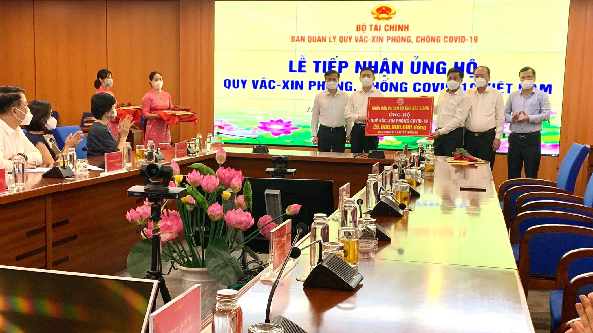 Tiếp nhận gần 58 tỷ đồng và hơn 1 triệu USD ủng hộ Quỹ Vắc xin