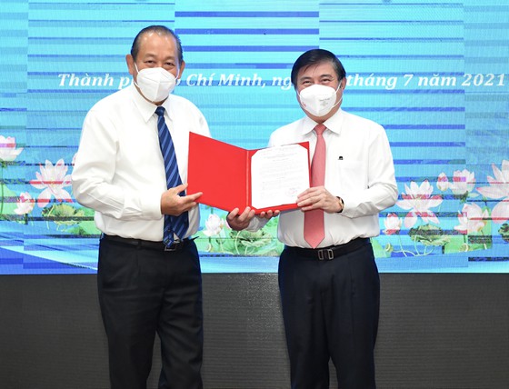 Trao quyết định phê chuẩn kết quả bầu Chủ tịch và các Phó Chủ tịch UBND TP Hồ Chí Minh nhiệm kỳ 2021-2026
