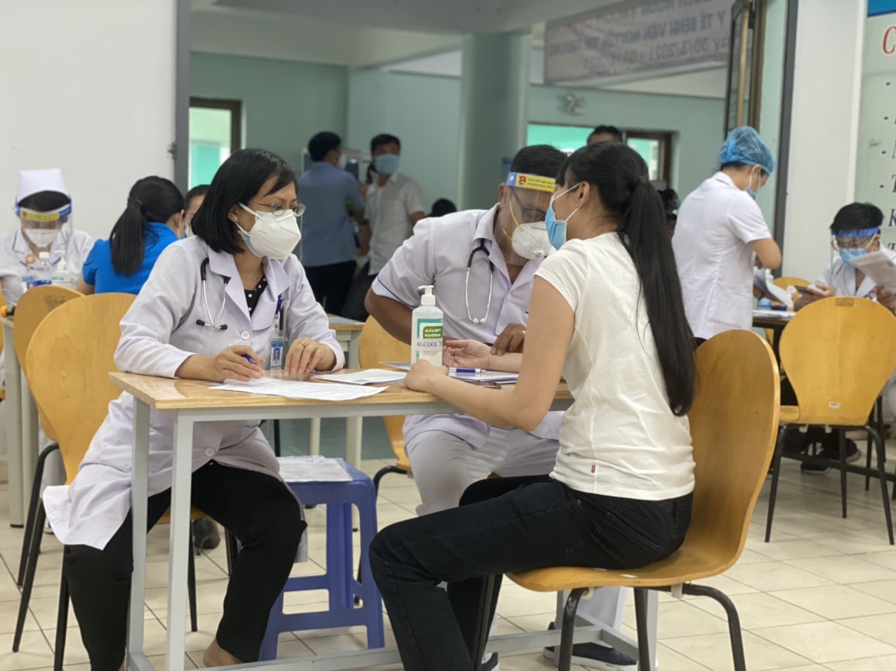 Gần 4 500 nhân viên y tế hỗ trợ TP Hồ Chí Minh chống dịch