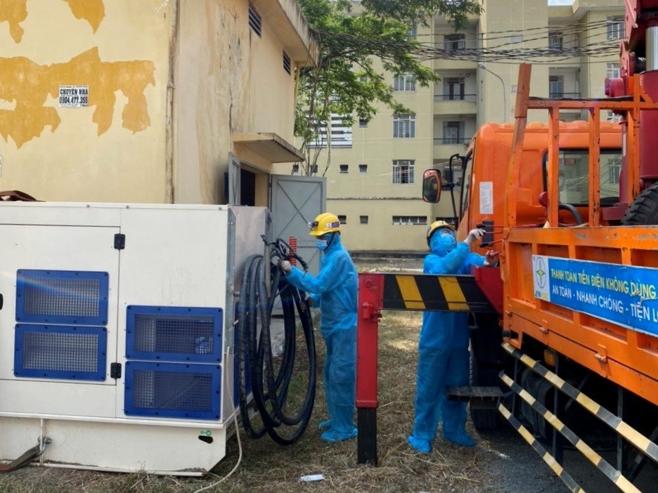 EVNHCMC khẩn trương cấp điện cho 2 bệnh viện dã chiến tại Quận 7 và huyện Bình Chánh