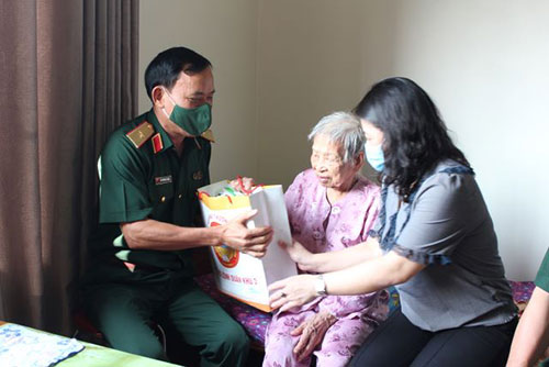 Bộ Tư lệnh Quân khu 3 thăm, tặng quà các đối tượng chính sách
