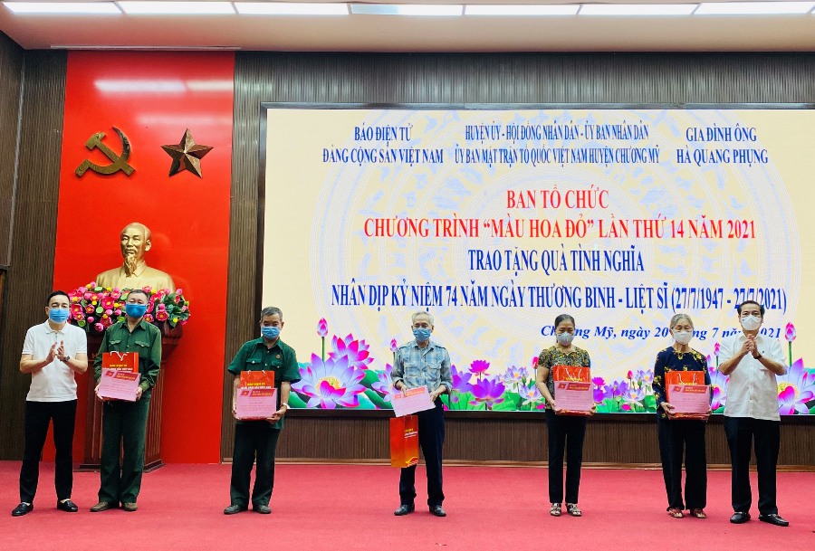 Chương trình Màu hoa đỏ trao quà tại huyện Chương Mỹ, TP Hà Nội