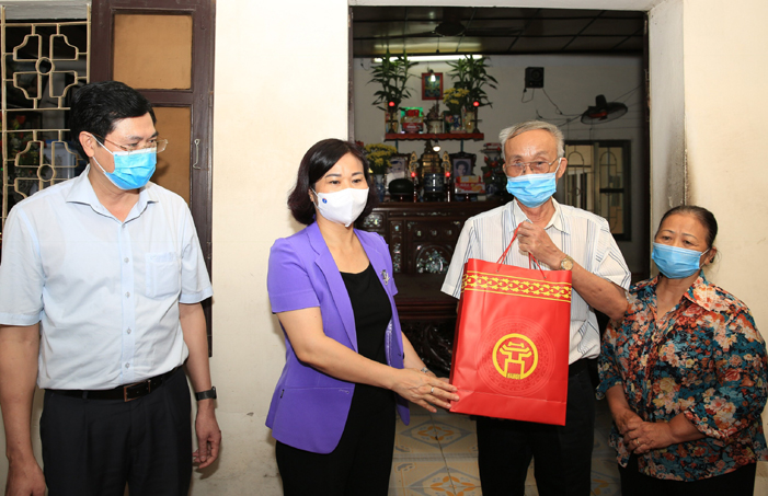 Lãnh đạo thành phố Hà Nội tri ân những gia đình có công với nước