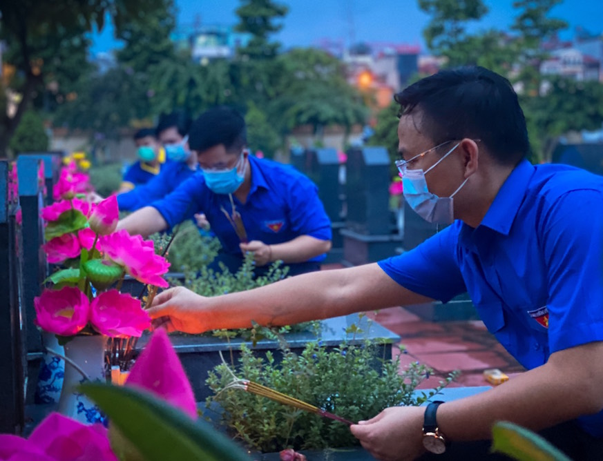 Tuổi trẻ Thủ đô thắp nến tri ân các anh hùng, liệt sĩ