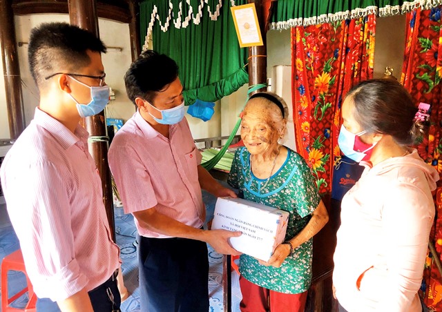 NHCSXH huyện Quảng Ninh tặng quà cho Mẹ Việt Nam anh hùng nhân dịp 74 năm Ngày Thương binh, Liệt sỹ