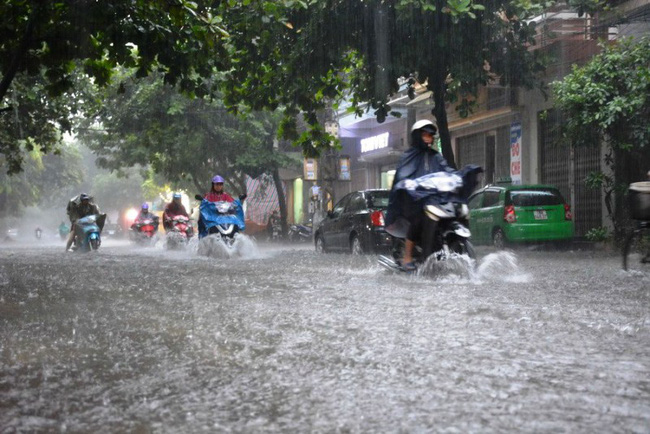 Trung Bộ mưa lớn do hoàn lưu áp thấp nhiệt đới