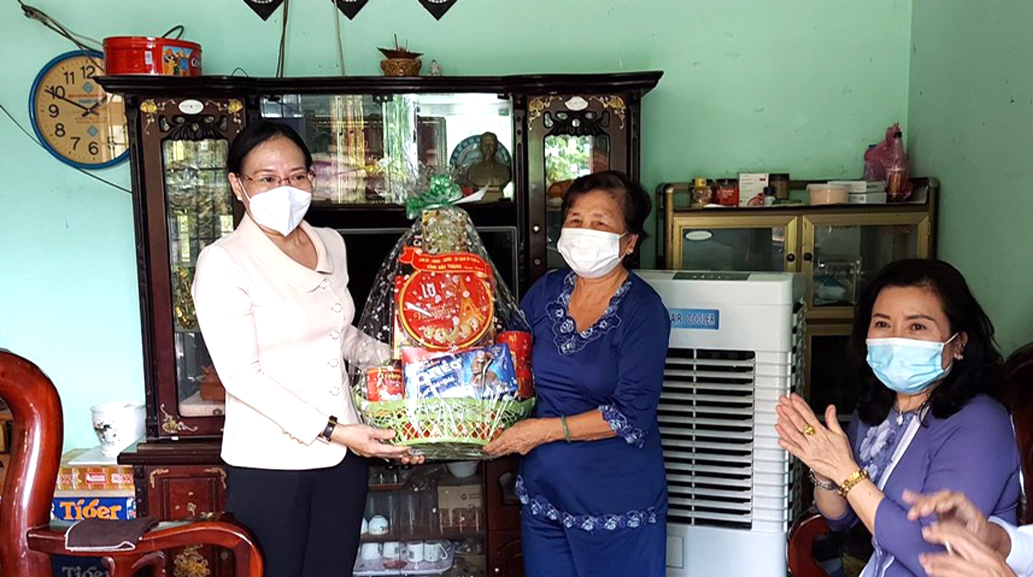 Sóc Trăng Tặng gần 18 000 phần quà tri ân người có công