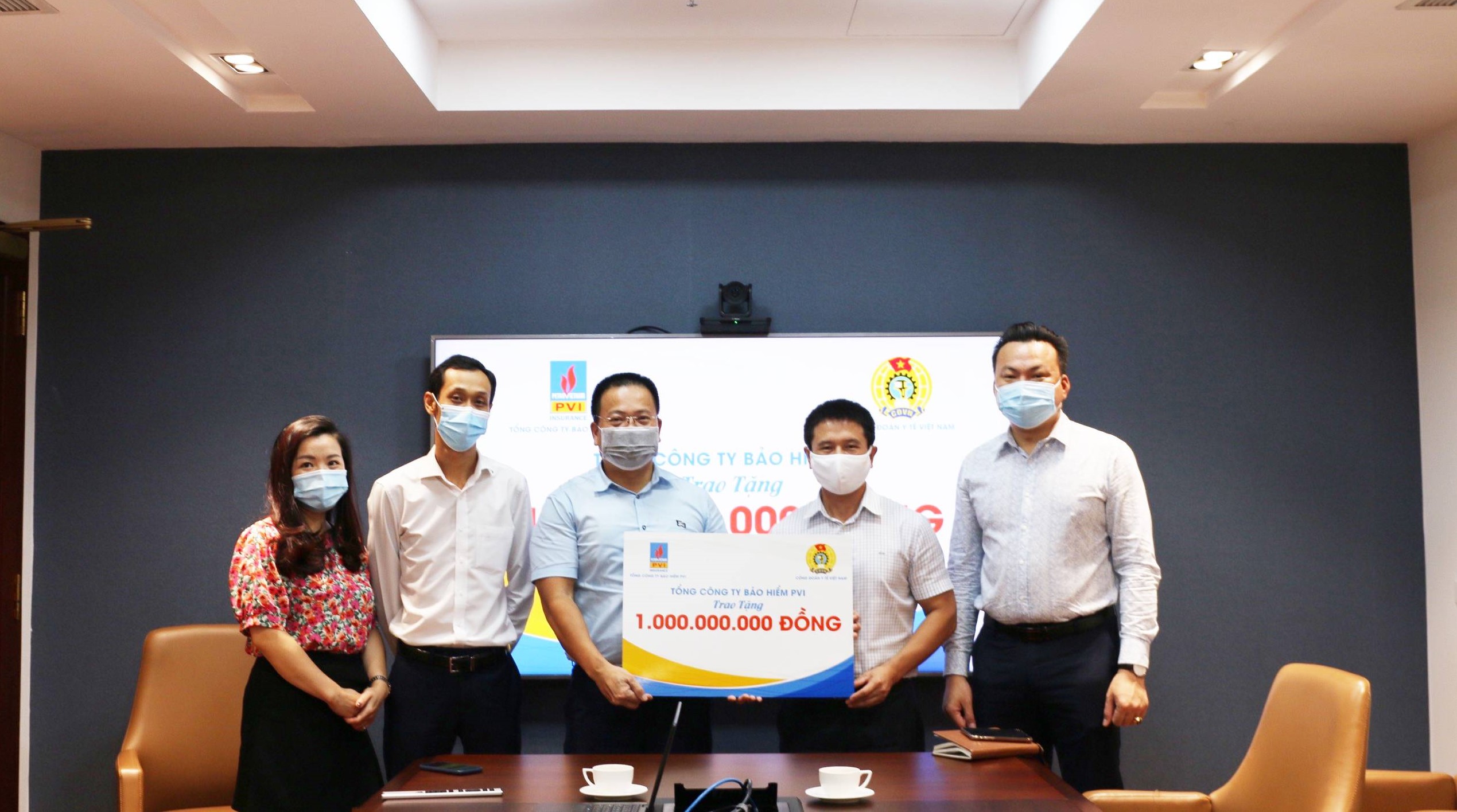 Bảo hiểm PVI trao tặng 1 tỷ đồng cho cán bộ y tế tuyến đầu chống dịch